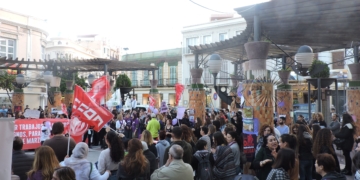 Centenares de personas acudieron ayer a la manifestacción convocada por CCOO y UGT para reivindicar la igualdad entre ambos sexos en el Día Mundial de la Mujer.