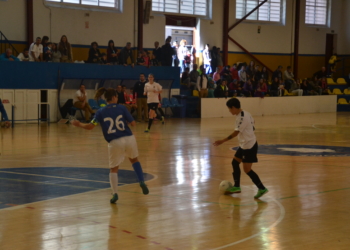 La jugadora Fabi, con el balón, en el partido frente al Monachil.