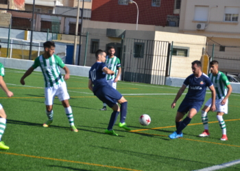 Josélu y Silva, en una de las jugadas en el campo de La Espiguera.