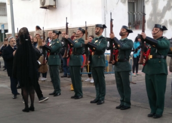 Guardias civiles preceden el paso