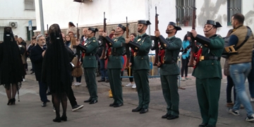 Guardias civiles preceden el paso