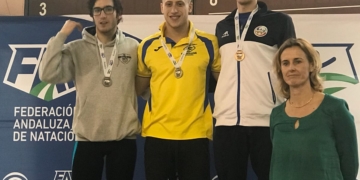 Fernando Nicasio, en la recogida de su medalla en la segunda jornada de competición en el Campeonato de Andalucía