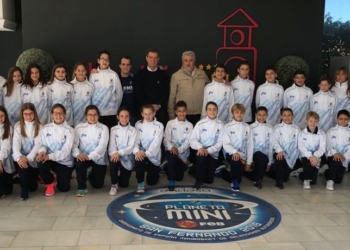 Foto de familia de todos los jugadores melillenses, junto al consejero de Educación, Juventud y Deportes, Antonio Miranda, en tierras gaditanas.