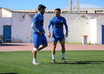 Dos de los jugadores de la UD Melilla, en el entrenamiento celebrado ayer