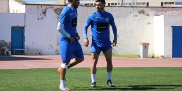 Dos de los jugadores de la UD Melilla, en el entrenamiento celebrado ayer