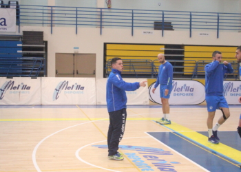 David Sánchez Flor, dando instrucciones a sus jugadores antes del inicio de un partido de la Superliga Masculina