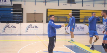 David Sánchez Flor, dando instrucciones a sus jugadores antes del inicio de un partido de la Superliga Masculina