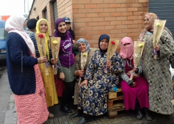 La diputada de Coalición por Melilla Fatima Mohamed Kaddur visitó ayer a porteadoras de Beni Enzar.