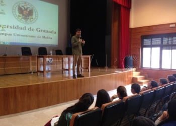 El escritor David Lozano, en una nueva sesión de los Encuentros de Literatura Juvenil celebrada ayer en el Campus