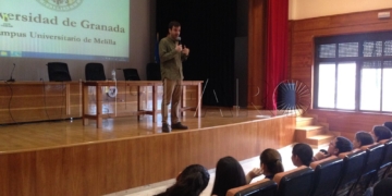 El escritor David Lozano, en una nueva sesión de los Encuentros de Literatura Juvenil celebrada ayer en el Campus