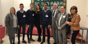 El consejero de Bienestar Social y la viceconsejera del Mayor, en la inauguración de la exposición del Club Marítimo.
