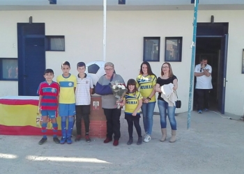 Los alevines melillense rinden homenaje a José Luis Cuenca