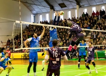 Bloqueo de uno de los jugadores melillenses en el último de los partidos de la competición.