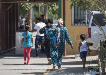 12 septiembre 2015. Melilla.
Una familia siria entra en el Centro de Estancia Temporal de Inmigrantes (Ceti) de Melilla. La ONG Save the Children exige al Gobierno espaol que tome un papel activo en la crisis de refugiados y facilite el acceso de estas familias a travs de la expedicin de visados humanitarios en el consulado espaol de Nador. Save the Children ha comprobado adems cmo muchas de estas familias se han visto forzadas a separarse porque, en el momento del cierre de la frontera, unos miembros se han quedado en un lado o en el otro. Para poder cruzar el control, las mafias se aprovechan de la desesperacin de los sirios y les ofrecen pasaportes marroques al precio de 1.000 euros. Diversas familias han explicado a Save the Children cmo estn endeudadas y han tenido que elegir quin pasa primero de sus miembros a Melilla, dejando a otros en Nador. © Save de Children Handout/PEDRO ARMESTRE - No ventas -No Archivos - Uso editorial solamente - Uso libre solamente para 14 das despus de liberacin. Foto proporcionada por SAVE DE CHILDREN, uso solamente para ilustrar noticias o comentarios sobre los hechos o eventos representados en esta imagen.
Save de Children Handout/ PEDRO ARMESTRE - No sales - No Archives - Editorial Use Only - Free use only for 14 days after release. Photo provided by SAVE DE CHILDREN, distributed handout photo to be used only to illustrate news reporting or commentary on the facts or events depicted in this image.