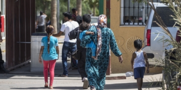12 septiembre 2015. Melilla.
Una familia siria entra en el Centro de Estancia Temporal de Inmigrantes (Ceti) de Melilla. La ONG Save the Children exige al Gobierno espaol que tome un papel activo en la crisis de refugiados y facilite el acceso de estas familias a travs de la expedicin de visados humanitarios en el consulado espaol de Nador. Save the Children ha comprobado adems cmo muchas de estas familias se han visto forzadas a separarse porque, en el momento del cierre de la frontera, unos miembros se han quedado en un lado o en el otro. Para poder cruzar el control, las mafias se aprovechan de la desesperacin de los sirios y les ofrecen pasaportes marroques al precio de 1.000 euros. Diversas familias han explicado a Save the Children cmo estn endeudadas y han tenido que elegir quin pasa primero de sus miembros a Melilla, dejando a otros en Nador. © Save de Children Handout/PEDRO ARMESTRE - No ventas -No Archivos - Uso editorial solamente - Uso libre solamente para 14 das despus de liberacin. Foto proporcionada por SAVE DE CHILDREN, uso solamente para ilustrar noticias o comentarios sobre los hechos o eventos representados en esta imagen.
Save de Children Handout/ PEDRO ARMESTRE - No sales - No Archives - Editorial Use Only - Free use only for 14 days after release. Photo provided by SAVE DE CHILDREN, distributed handout photo to be used only to illustrate news reporting or commentary on the facts or events depicted in this image.