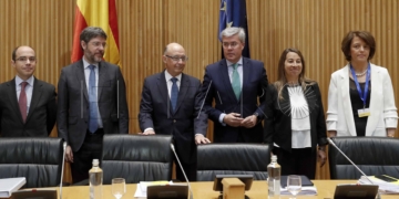 GRAF4806. MADRID, 03/04/2018.- El ministro de Hacienda, Cristóbal Montoro (3i), acompañado por los secretarios de Estado de Presupuestos y Gastos, Alberto Nadal (2i); Hacienda, José Enrique Fernández Moya (3d); y de Función Pública, Elena Collado (2d); el subsecretario de Hacienda y Función Pública, Felipe Martínez Rico (i), y la secretaria general de Financiación Autonómica, Belén Navarro (d), durante la presentación en el Congreso de los Diputados del proyecto de Presupuestos Generales del Estado para 2018. EFE/Chema Moya