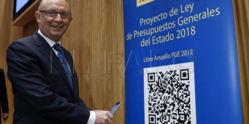 -FOTODELDIA-GRAF4810. MADRID, 03/04/2018.- El ministro de Hacienda, Cristóbal Montoro, durante la presentación en el Congreso de los Diputados del proyecto de Presupuestos Generales del Estado para 2018, que al igual que los del año pasado comenzarán su tramitación parlamentaria bien entrado su ejercicio de aplicación. EFE/Chema Moya