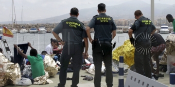 GRA333. MELILLA, 19/05/2017.- Efectivos de la Guardia Civil atienden esta tarde a varios de los 24 inmigrantes de origen subsahariano después de que la patera con la que intentaban llegar a Melilla haya naufragado. El rescate se ha producido en las inmediaciones de Aguadú (al norte de Melilla), y los inmigrantes han sido trasladados al puerto deportivo en la embarcación del GEAS de la Guardia Civil. EFE/F.G.GUERRERO