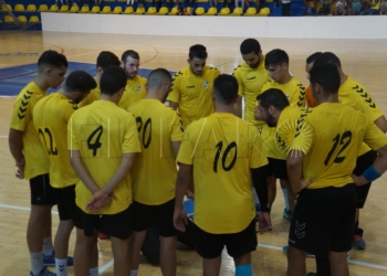 Los jugadores del conjunto melillense atienden a las explicaciones de su técnico, Faisal Salmi