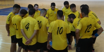 Los jugadores del conjunto melillense atienden a las explicaciones de su técnico, Faisal Salmi