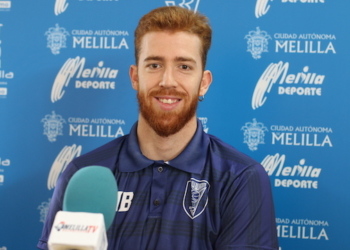 Edu Durán, en una acción del encuentro disputado en el pabellón Javier Imbroda frente al Baloncesto Oviedo