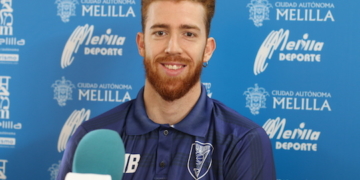 Edu Durán, en una acción del encuentro disputado en el pabellón Javier Imbroda frente al Baloncesto Oviedo