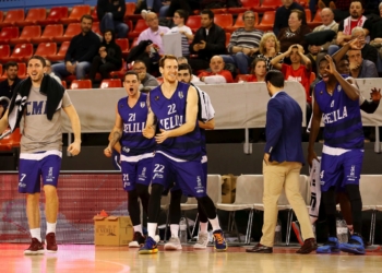 Javi Lucas celebra junto a sus compañeros la victoria lograda en la cancha del ICL Manresa.