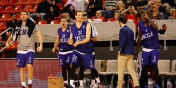 Javi Lucas celebra junto a sus compañeros la victoria lograda en la cancha del ICL Manresa.