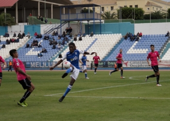 Acción de Boateng en el partido de la primera vuelta disputado en el Álvarez Claro y en el que el Marbella consiguió la victoria por 1-2.