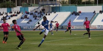 Acción de Boateng en el partido de la primera vuelta disputado en el Álvarez Claro y en el que el Marbella consiguió la victoria por 1-2.