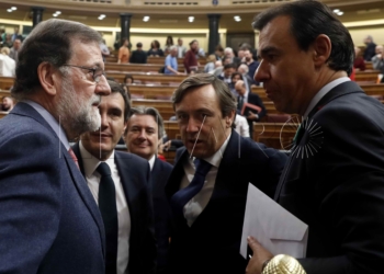 GRAF2946. MADRID (ESPAÑA), 26/04/2018.- El presidente del gobierno Mariano Rajoy, el coordinador general Fernando Martínez Maillo (d), y el portavoz del PP Rafael Hernando (c), tras el pleno del Congreso de los Diputados, que hoy vota las enmiendas a la totalidad presentadas al proyecto de Ley de Presupuestos Generales del Estado de 2018, que previsiblemente serán rechazadas con los votos del PP, Ciudadanos, PNV, Coalición Canaria, Foro Asturias y UPN. EFE/Javier Lizón