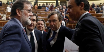 GRAF2946. MADRID (ESPAÑA), 26/04/2018.- El presidente del gobierno Mariano Rajoy, el coordinador general Fernando Martínez Maillo (d), y el portavoz del PP Rafael Hernando (c), tras el pleno del Congreso de los Diputados, que hoy vota las enmiendas a la totalidad presentadas al proyecto de Ley de Presupuestos Generales del Estado de 2018, que previsiblemente serán rechazadas con los votos del PP, Ciudadanos, PNV, Coalición Canaria, Foro Asturias y UPN. EFE/Javier Lizón