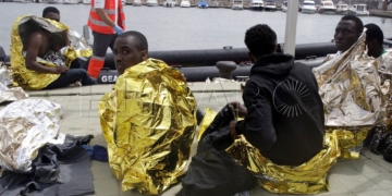 GRA331. MELILLA, 19/05/2017.- Un efectivo de la Cruz Roja atiende esta tarde a varios de los 24 inmigrantes de origen subsahariano después de que la patera con la que intentaban llegar a Melilla haya naufragado. El rescate se ha producido en las inmediaciones de Aguadú (al norte de Melilla), y los inmigrantes han sido trasladados al puerto deportivo en la embarcación del GEAS de la Guardia Civil. EFE/F.G.GUERRERO