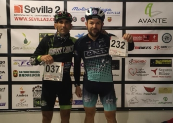 Santi Montoya y Javier Iglesias, en la recogida de dorsales.
