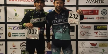 Santi Montoya y Javier Iglesias, en la recogida de dorsales.