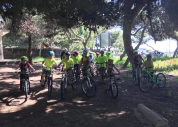 Imágen de los jóvenes deportistas del Club Atlético Melilla, en el Fuerte de Rostrogordo
