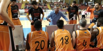 Javi Nieto, técnico del conjunto colegial, durante un tiempo muerto en el partido disputado ayer en tierras cordobesas.