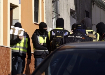 GRA184 MELILLA, 16/12/2014.- La red desmantelada hoy en una operación conjunta entre la policía marroquí y la española había conseguido captar a doce mujeres jóvenes a través de las redes sociales y los foros privados de whatsapp para enviarlas al frente sirio-iraquí de la organización terrorista DAESH. En la imagen, la Policía traslada documentación de uno de los registros practicados en una vivienda de Melilla. EFE/F. G. Guerrero