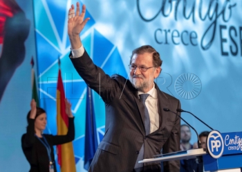 GRAF8770. SEVILLA , 08/04/2018.- El presidente del Gobierno, Mariano Rajoy, saluda tras su intervención en el acto de clausura de la Convención Nacional del PP hoy en Sevilla. EFE/Julio Muñoz
