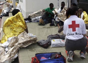 GRA334. MELILLA, 19/05/2017.- Efectivos de la Cruz Roja y de la Guardia Civil atienden esta tarde a varios de los 24 inmigrantes de origen subsahariano después de que la patera con la que intentaban llegar a Melilla haya naufragado. El rescate se ha producido en las inmediaciones de Aguadú (al norte de Melilla), y los inmigrantes han sido trasladados al puerto deportivo en la embarcación del GEAS de la Guardia Civil. EFE/F.G.GUERRERO