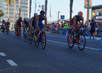 Triatletas en la edición de la temporada pasada en tierras melillenses.
