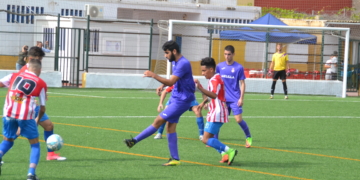 El delantero de la Peña Real Madrid, Ilias, en el centro, en una jugada de uno de sus partidos.