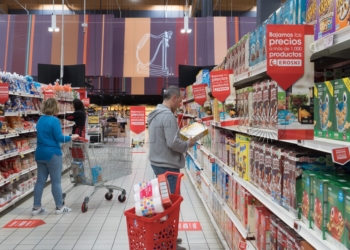 Portugalete 20-04-2018 Unos consumidores en un pasillo del hipermercado EROSKI Ballonti hacen sus compras durante la promoción de bajada de precios en EROSKI ©MITXI