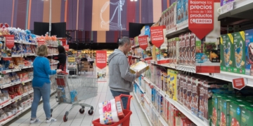 Portugalete 20-04-2018 Unos consumidores en un pasillo del hipermercado EROSKI Ballonti hacen sus compras durante la promoción de bajada de precios en EROSKI ©MITXI
