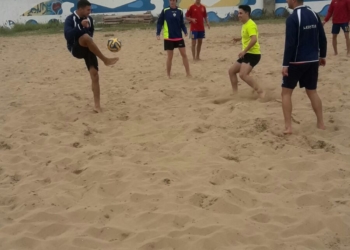 Jugadores de la escuadra melillense, en el trabajo en la playa de nuestra ciudad