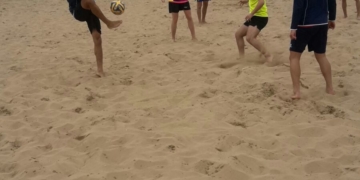 Jugadores de la escuadra melillense, en el trabajo en la playa de nuestra ciudad