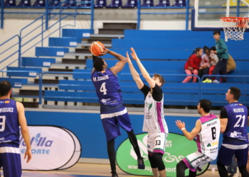 Mamadou Samb, en una de las canastas conseguidas en el partido ante Araberri.