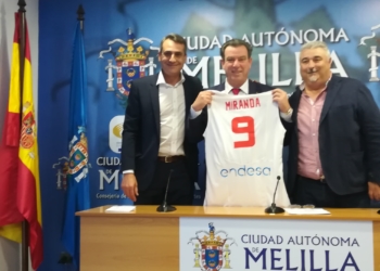 Montero, entregó una camiseta personalizada a Antonio Miranda.