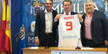 Montero, entregó una camiseta personalizada a Antonio Miranda.