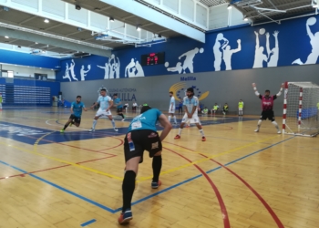 Rafita, en el momento de sacar un córner en el partido de ayer.